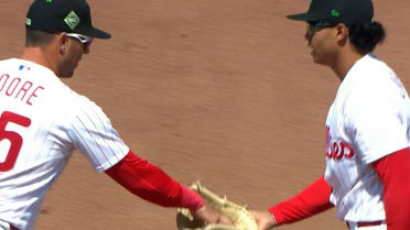 Phillies turn slick inning-ending double play