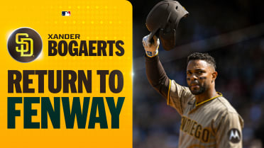 Xander Bogaerts gets a standing ovation in Boston