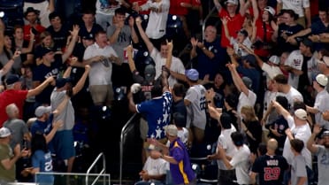Fan catches Jasson Domínguez's home run