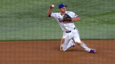 Corey Seager makes diving stop, starts double play