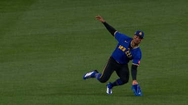 Julio Rodríguez makes great catch after challenge