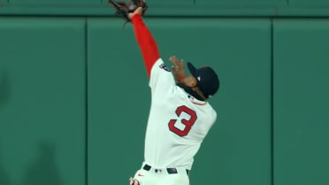Ceddanne Rafaela brinca y captura la pelota