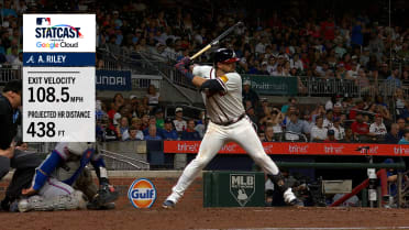 Austin Riley la manda a volar 438 pies