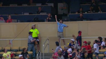Twins usher makes incredible barehanded catch
