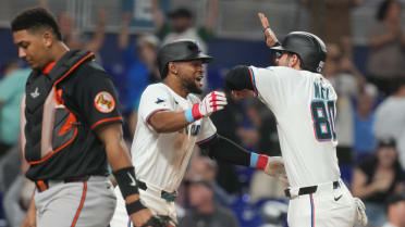 Marlins walk it off on an error