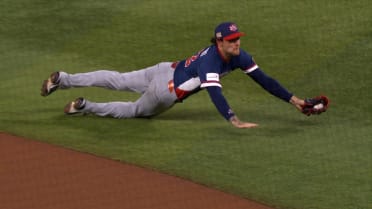 Brice Turang saca un bonito out 