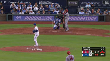 Bobby Witt Jr. sale del juego tras lesión