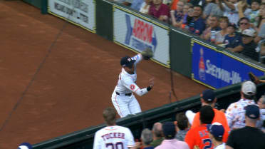 Mauricio Dubón races into netting for catch