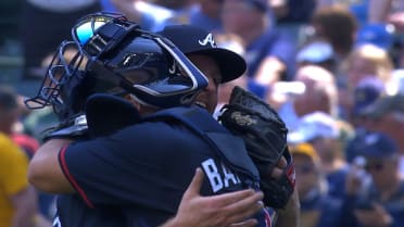 Ozzie Albies fildea el último out