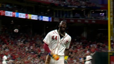 Elly De La Cruz scores on wild pitch to tie the game