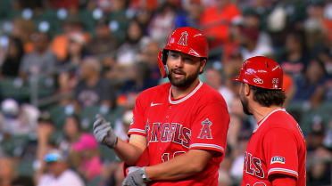 Nolan Schanuel pega sencillo productor