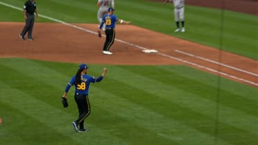 Mariners turn double play after review in the 5th