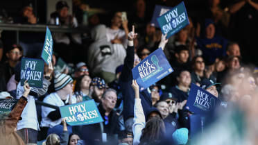Crowd cheers on Rick Rizzs for final radio broadcast