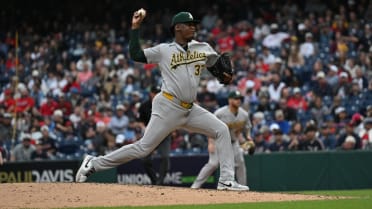 Elvis Alvarado strands bases loaded in the 8th
