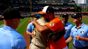 Suárez brothers exchange lineup cards in Baltimore