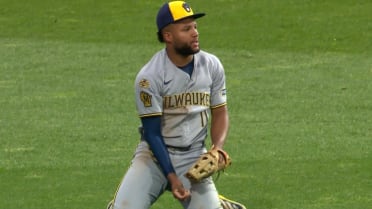 Jackson Chourio's sliding catch