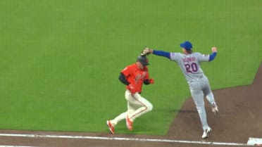 Ronny Mauricio throws out Matt Chapman after review