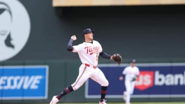 Luke Keaschall inicia doble play 