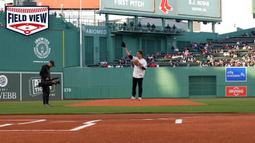 Vista de campo: BJ Novak hace el pitcheo ceremonial