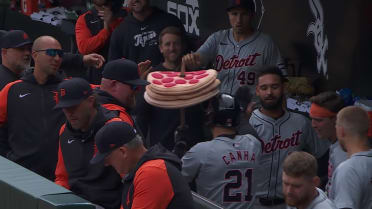 Tigers celebrate Canha's homer with pizza on a stick