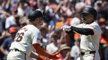 Giants score five runs in the 5th inning