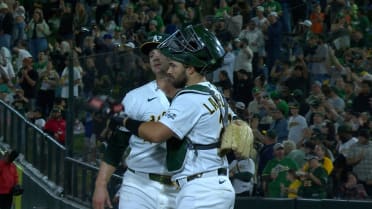 J.T. Ginn sella el triunfo de los Atléticos 11-4