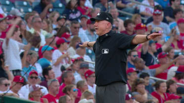Dylan Crews steals second, call stands after review