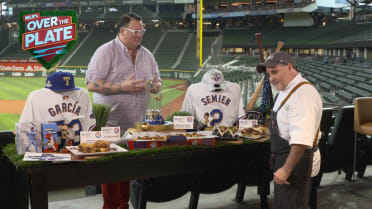 Chef Graham Elliot gets a taste of Globe Life Field