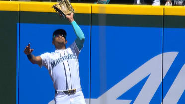Julio Rodríguez's great grab at the wall