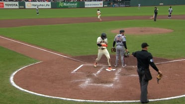 Jung Hoo Lee scores on an error