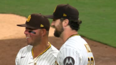 Jake Cronenworth lanza su guante en forma asombrosa