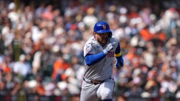 The Mets rack up four runs in the 8th