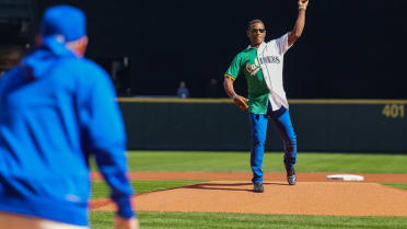 Rickey Henderson throws out first pitch