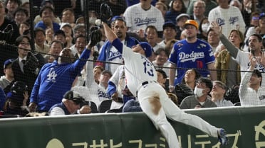 Rodney Peete makes catch in stands