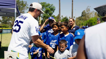 Tommy Edman takes part in LA Reads program