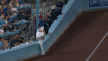 Dodgers' ball boy makes incredible, snow cone play