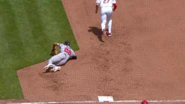 Matt Olson lays out, tags first base