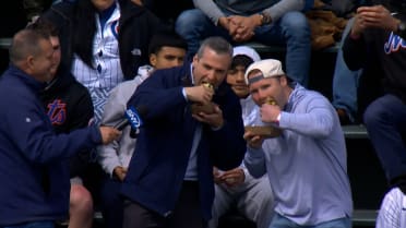 Steve Gelbs, Cubs fan try Chicago-style hot dogs