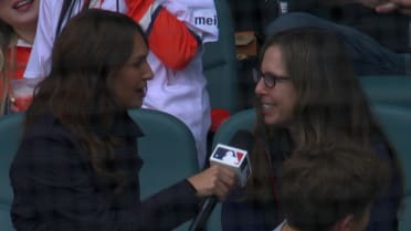 Aficionada de los Tigres atrapa un foul