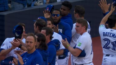 Blue Jays' players give fans a round of applause!