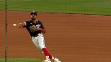 Nasim Nuñez's barehanded play