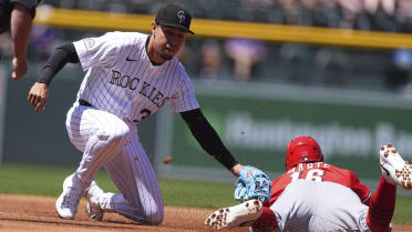 Noelvi Marte steals second base after review