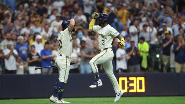 Joey Ortiz da su segundo HR del juego