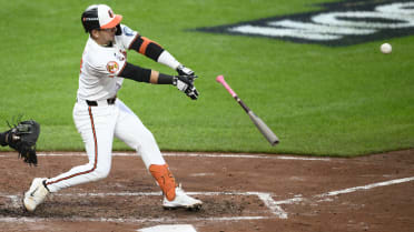 Ramón Urías doubles after losing bat 
