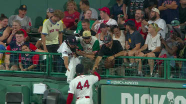 Fan gives Aroldis Chapman old-fashioned glove