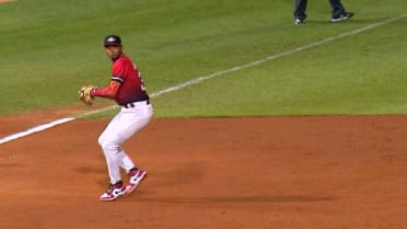 Alcides Escobar detiene de clavado