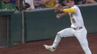 Max Muncy's tremendous backhanded play, jump throw