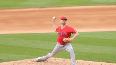 Ryan Zeferjahn poncha tres en fila en el 8vo