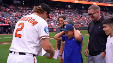 Gunnar Henderson gifts fan Orioles-themed cleats