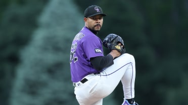 Jose Quintana fans four vs. Rangers